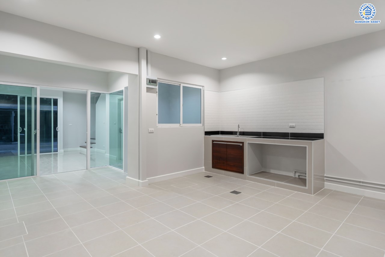 บ้านมือสองตกแต่งใหม่ ม.พาทิโอ แจ้งวัฒนะ-เมืองทอง ใจกลางเมืองทองธานี พร้อมสิ่งอำนวยความสะดวกครบครัน ใกล้ทะเลสาบเมืองทอง หลังใหญ่ 3 ชั้น บนเนื้อที่ 22 ตร.ว. ฟังก์ชัน พร้อม 3 ห้องนอน 3 ห้องน้ำ บนทำเลเชื่อมต่อ ถ.ติวานนท์, ถ.แจ้งวัฒนะ ใกล้ทางด่วน "เมืองทอง"...